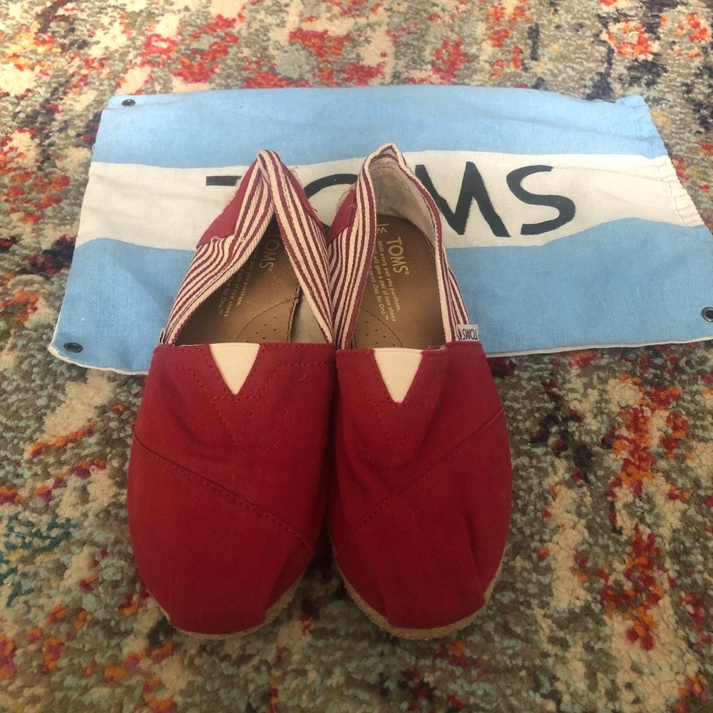 Women’s red toms